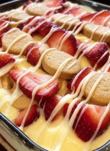 Delicious homemade banana pudding dessert in a glass bowl.