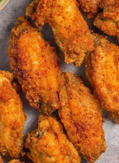 Crispy air fryer chicken wings ready to serve.