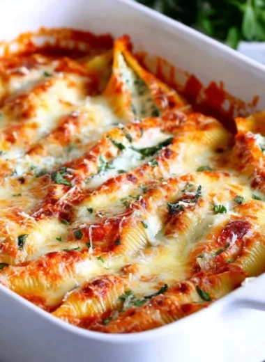 Delicious easy stuffed shells filled with ricotta cheese and marinara sauce.