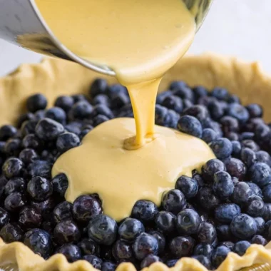 Delicious Blueberries and Cream Pie with a creamy texture and fresh blueberries