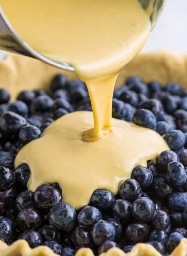 Delicious Blueberries and Cream Pie with a creamy texture and fresh blueberries